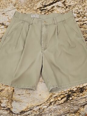L.L. Bean Men's Flat Front  Pleated Chino Shorts in Light Olive. Size 32